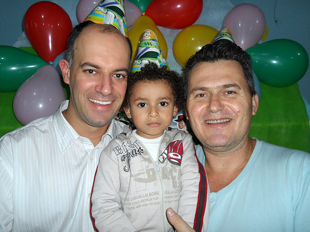 Rafael Gerhardt ( esq.) e Lucimar Quadros da Silva, com seu filho Joo Vitor