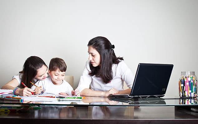 Aline Farinelli, com seus filhos Mariana, 12 e Henrique Farineli, 7. Ela faz curso de marketing a a distancia 