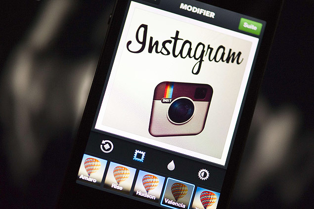 Logo do Instagram em smartphone; empresa permitir agora fazer buscas em sua plataforma