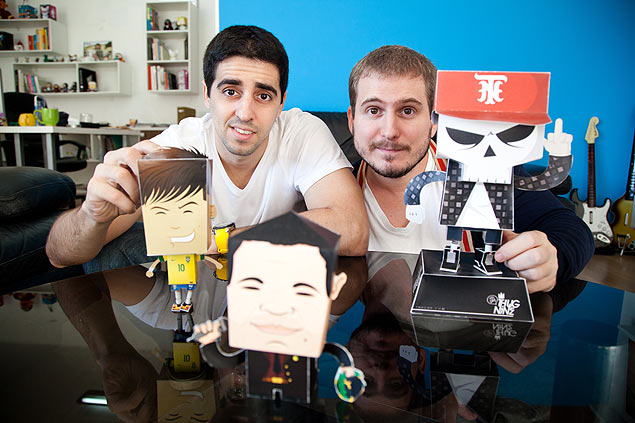 Anthony de Barros e Bruno Maia, scios e criadores de paper toys de memes famosos na internet