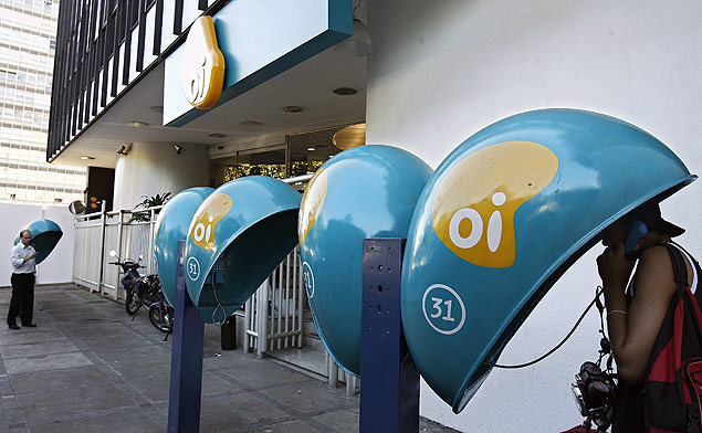 Telefones pblicos com o logo da operadora Oi no Rio