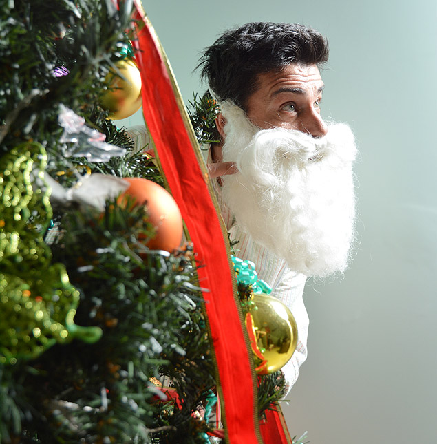 Vestido para o trabalho, o ator Paulo Mendes tem 20 anos de experincia como 'Papai Noel de aluguel'