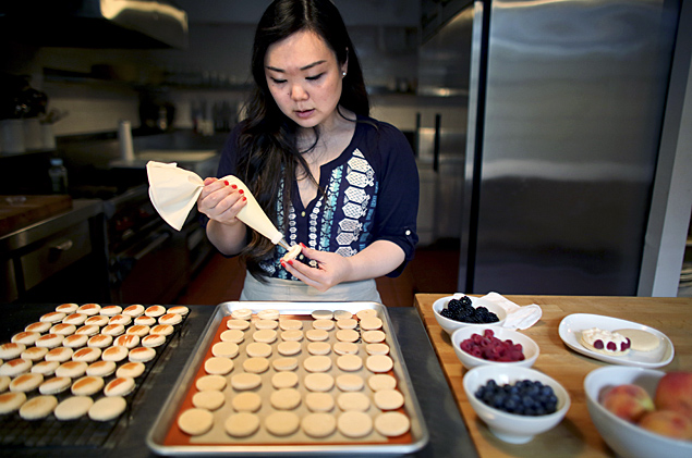 Margaret Choo prepara macaroons em cozinha de NY