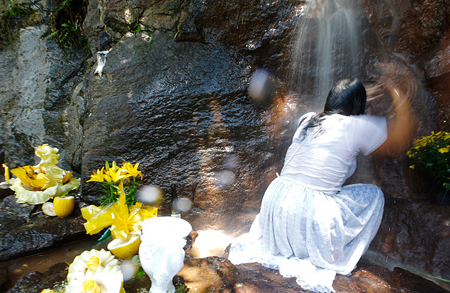 Umbandista toma banho de cachoeira em ritual religioso no Santurio Nacional da Umbanda do ABC