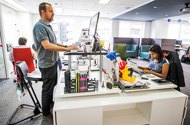 Paulo Curio, 42, vice-presidente da Movile, em 'standing desk' no escritrio da empresa