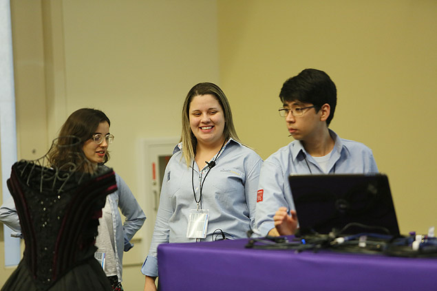 Juliana Priani (esq.), Bianca Letti e Daniel Tsuha, criadores da eFitFashion, durante a competio nos EUA