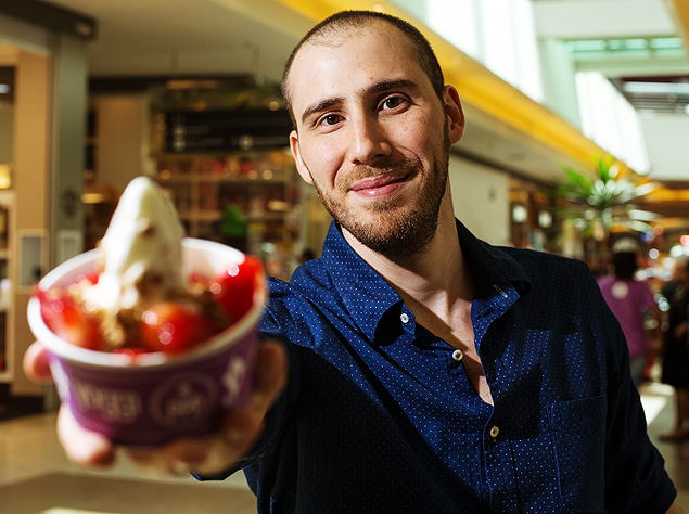 Alexandre Tenenbaum diante da loja de sorvete de iogurte Yoggi, no Shopping Metropolitano Barra, do Rio de Janeiro