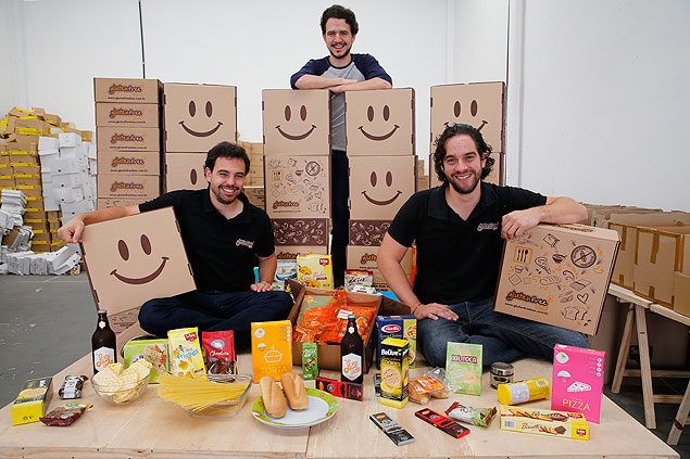 Luis Fontes (atrás), Henrique Zanuzzo (esq.) e Lucas Martins, da Gluten Free Box