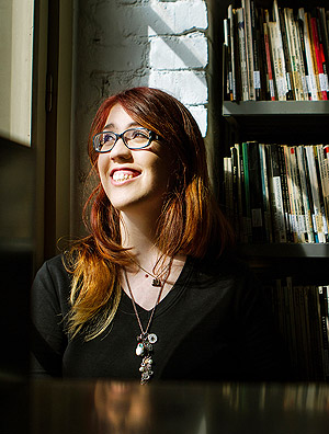 A escritora Luisa Gleiser, 24, em sua casa