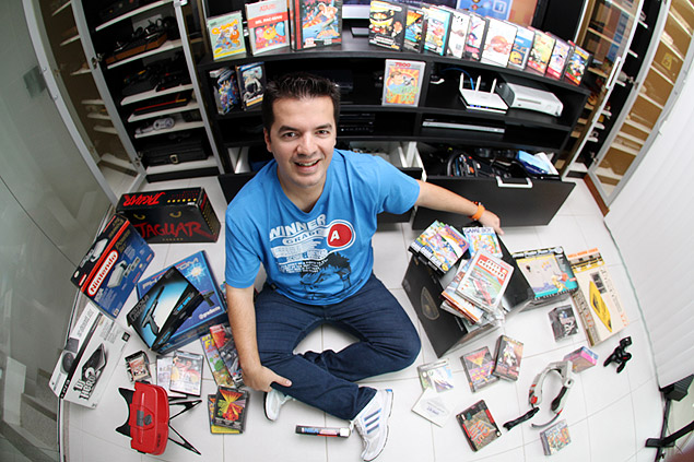 Marcelo Tavares, 36, rodeado de sua coleção de jogos na sede da Brasil Game Show, no Rio