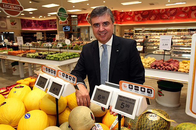 Flvio Montezuma, da Oki Brasil, com as etiquetas em supermercado de So Paulo