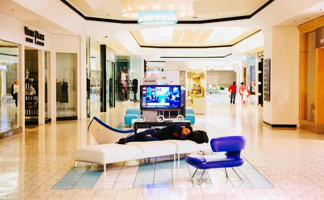 Em plena Black Friday de 2014, homem dorme no Shopping Beverly, em Los Angeles
