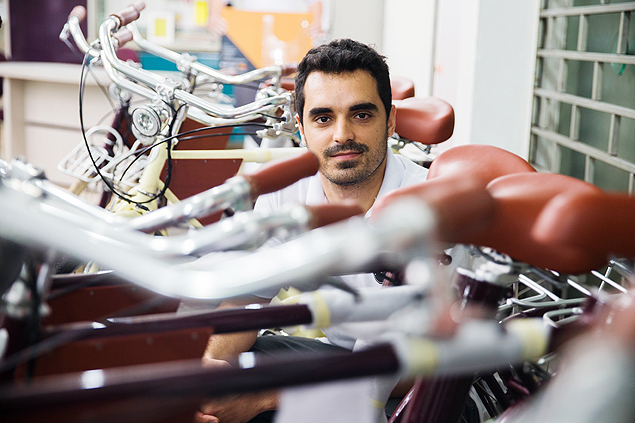 Victor Hugo Cruz, criador da bicicleta elétrica Vela, na oficina da marca, em São Paulo