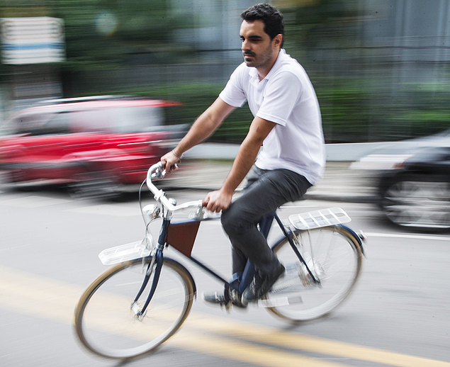 Victor Hugo Cruz passeia com a bicicleta elétrica Vela, em São Paulo