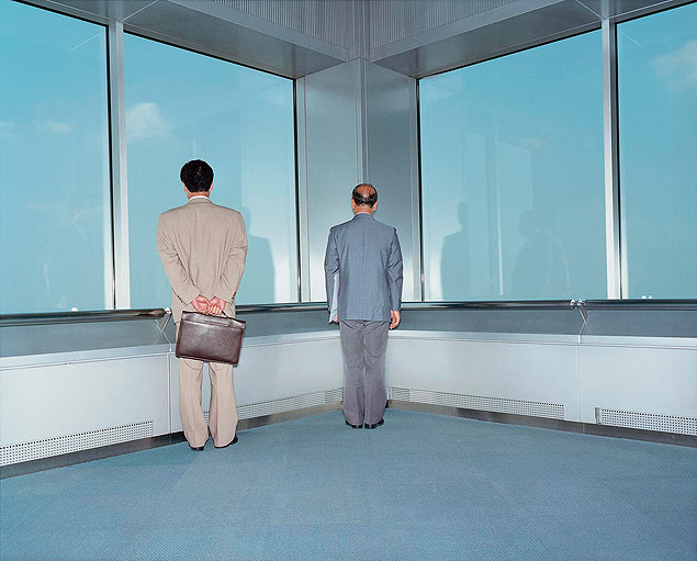 Srie do fotgrafo sueco Lars Tunbjrk (1956-2015) retrata 'tristeza' em escritrios pelo mundo; na imagem, cena em Tquio 