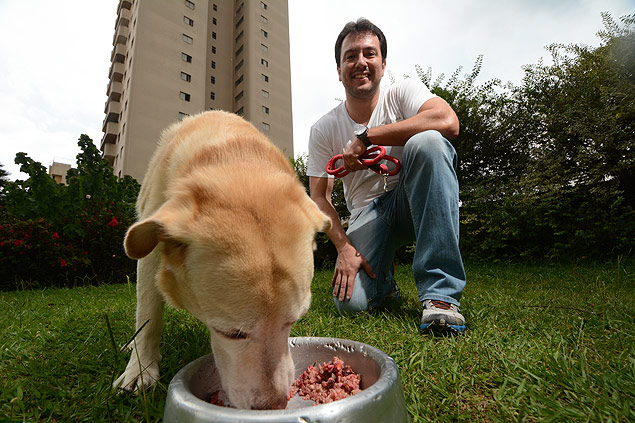 SÃO PAULO / SÃO PAULO / BRASIL - 09/03/2016 -16 :00h - Retrato de Gabriel Grandberg e a labradora Nina, que criou uma ração natural para cães para evitar câncer no animal. ( Foto: Karime Xavier / Folhapress). ***EXCLUSIVO***NEGÓCIOS