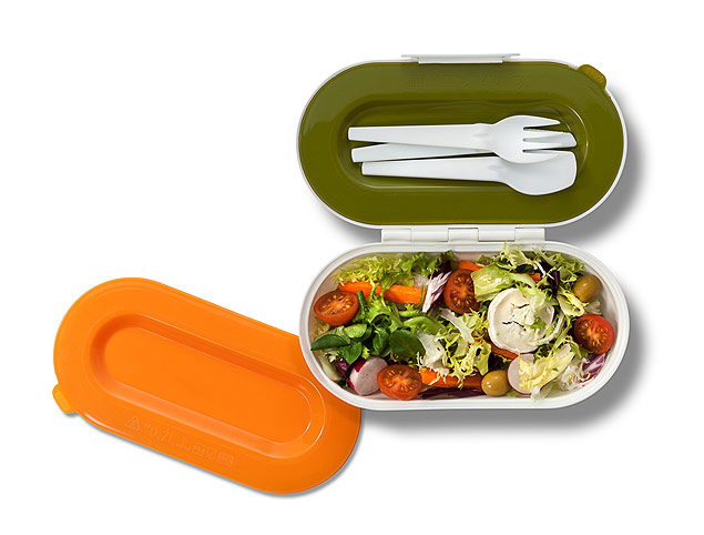 Lunchbox nanni compacta, com recipientes separado para a salada, inclui colher de plstico, faca e garfo e tem revestimento de neoprene. (Foto: Divulgao) *** DIREITOS RESERVADOS. NO PUBLICAR SEM AUTORIZAO DO DETENTOR DOS DIREITOS AUTORAIS E DE IMAGEM ***