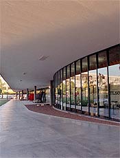 Vista do M.A.M. [Museu de Arte Moderna de São Paulo], que desde 1968, ocupa uma área situada sob a marquise do parque Ibirapuera. [FSP-MAM.50-14.07.98]
