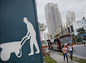 SAO PAULO, SP, BRASIL, 29-03-2011: Pedestres passam ao lado de grafismo em tapume das obras de um predio residencial na esquina das ruas Faustolo e Aurelia, na Lapa, zona oeste de Sao Paulo, nesta tera-feira (29). (Foto: Gabo Morales/Folhapress, IMOVEIS) f