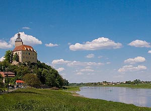 Com cerca de cem anos, o castelo Hirschstein fica no alto de uma colina sobre o rio Elbe, na cidade de Meissen, na Alemanha. O preo  mais de R$ 1 milho. ***DIREITOS RESERVADOS. NO PUBLICAR SEM AUTORIZAO DO DETENTOR DOS DIREITOS AUTORAIS E DE IMAGEM***