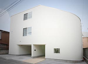 Casa japonesa projetada pelo escritrio Level Architects com escorregador