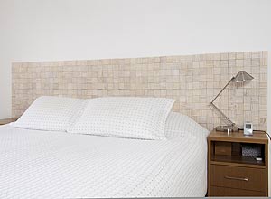 Cabeceira da cama feita com mosaico de pnus