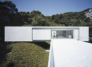 Casa projetada pelo arquiteto Masahiro Harada foi construda sem fazer cortes nas montanhas; veja galeria com outras imagens