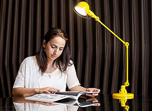 Ana Spina usa a luminria francesa Jield para ler