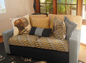 Foto JRJ Tecidos 2 Legenda: O sof tem almofadas com tecido no padro cabea de iniciados, inspirado na obra de Caryb Crdito Divulgao