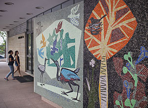 Mosaico do artista Bramante Buffoni, instalado na entrada do edifcio Babel