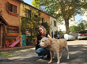 A moradora Letcia Lemos e seu labrador Fagulha, em vila em Pinheiros.
