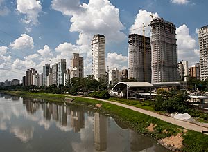Edifcios em construo junto  Marginal Pinheiros, na altura da Ponte Cidade Jardim, em So Paulo (SP)