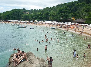 Banhistas aproveitam a praia do Curral, em Ilhabela, litoral norte de So Paulo