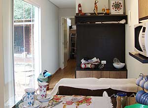 Sala da casa continer da professora de ioga Domicela Stanczyk, em Balsa Nova (PR)