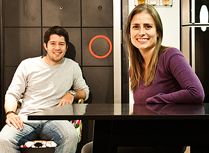 O casal Gabriel Veiga Jardim e Lucila Ricci, em seu apartamento "contemporneo", no Morumbi, zona sul de So Paulo