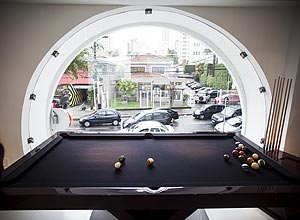 A loja Elite Game Room, nos Jardins, zona oeste de So Paulo, usa grandes janelas para aproveitar a luz natural