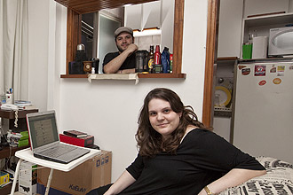 Tatiana Criscione e Rafael Machado no apartamento de 36 m² onde moram, na Consolação