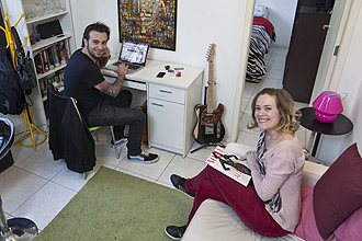 Os publicitrios Cezar Coscelli e Leticia Soares no apartamento de 29 m que dividem na Pompeia, em SP