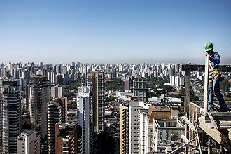 Operrio trabalha na costruo do ltimo andar do edifcio Maison Victoria, com 31 andares, no Ibirapuera, em SP