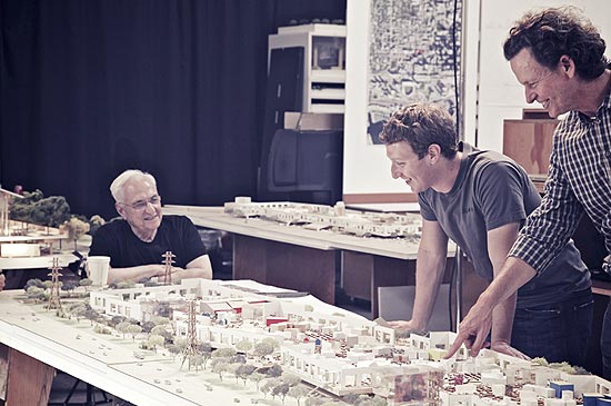 O arquiteto Frank Gehry, o criador do Facebook Mark Zuckerberg e Craig Webb, do escritrio de Gehry observam maquete