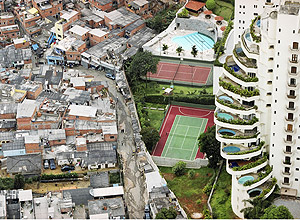 Condomnios de luxo fazem divisa com a favela de Paraispolis
