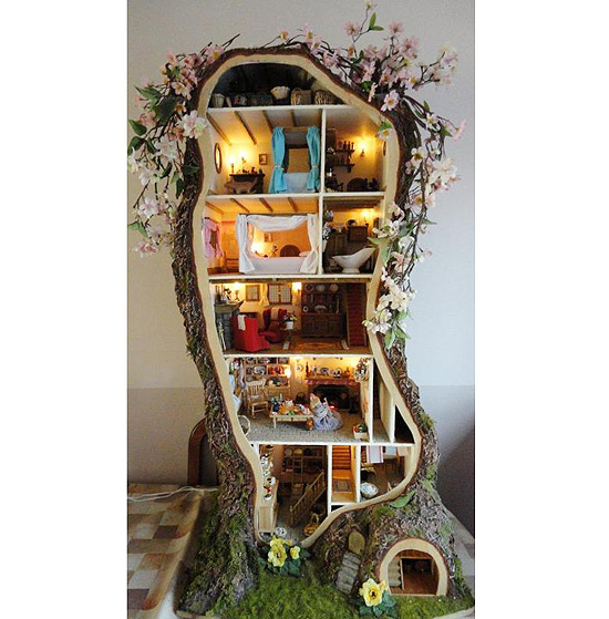 A casa de miniatura desenhada por Maddie Brindley tem estante de livros, lareira e cozinha equipada