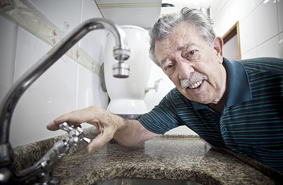 O aposentado Marcilio Faustino diz que passou a regular o uso da torneira aps competio de prdios