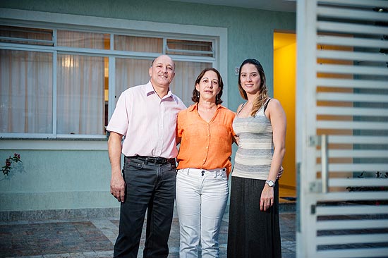 Itamar Tenório, com a mulher Sônia e a filha Gabriela; ele participa das discussões sobre segurança no bairro