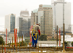 Operário trabalha em obra de edifício em São Paulo; lançamentos ficaram 10,5% mais caros em 2012