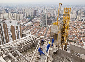Operários em obra de edifício no Tatuapé, na zona leste de São Paulo 