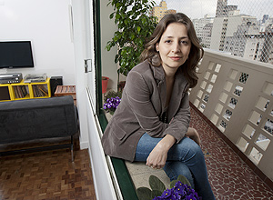 A arquiteta Simone Gatti, 34, na janela do seu apartamento, no edifcio Ccero Prado
