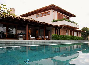 Sérgio Israel/ Divulgação Casa estilo 'country chic' traz pedra e madeira