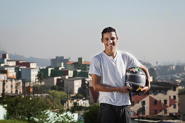 O atendente Begoleon de Lima Santos Silva, 18, comprou um apartamento com vaga apenas para moto