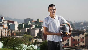 Gabo Morales/Folhapress Vaga para moto ganha destaque na periferia